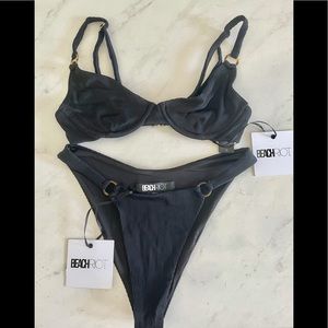 Brand new BEACH RIOT swimsuit 🖤